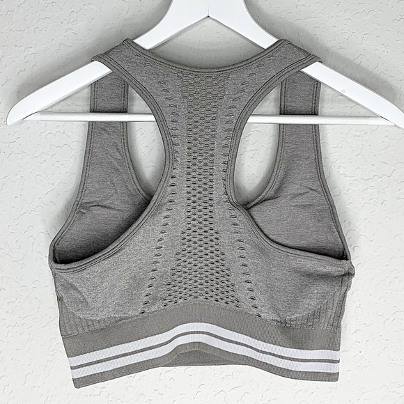 Seamless Striped High-Waist Sports Bra & Ruched Legging Set in Grey - Picture 4 of 9